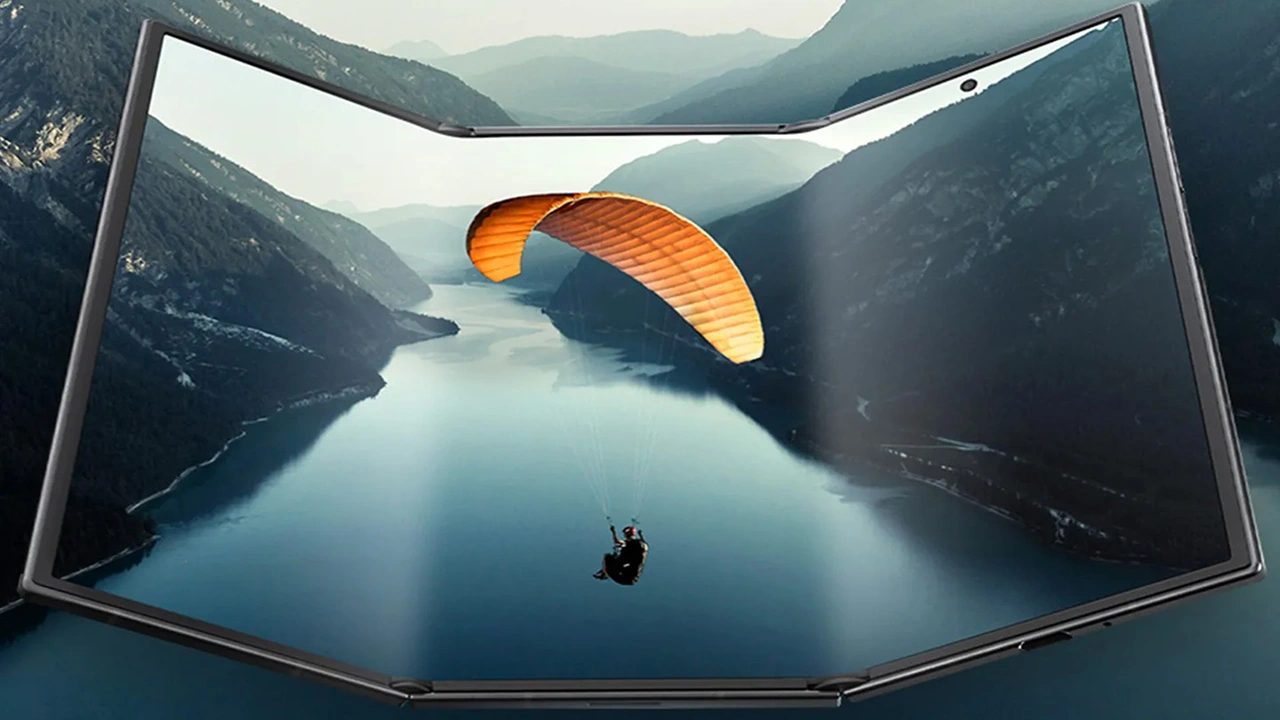 هل Galaxy Z Fold 3 أول هاتف ثلاثي الطي يغير قواعد الهواتف الذكية؟